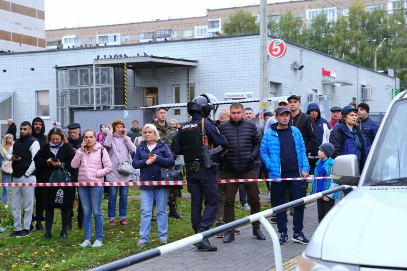 Щонайменше семеро дітей та шестеро дорослих загинули внаслідок обстрілу школи у Іжевську в росії
