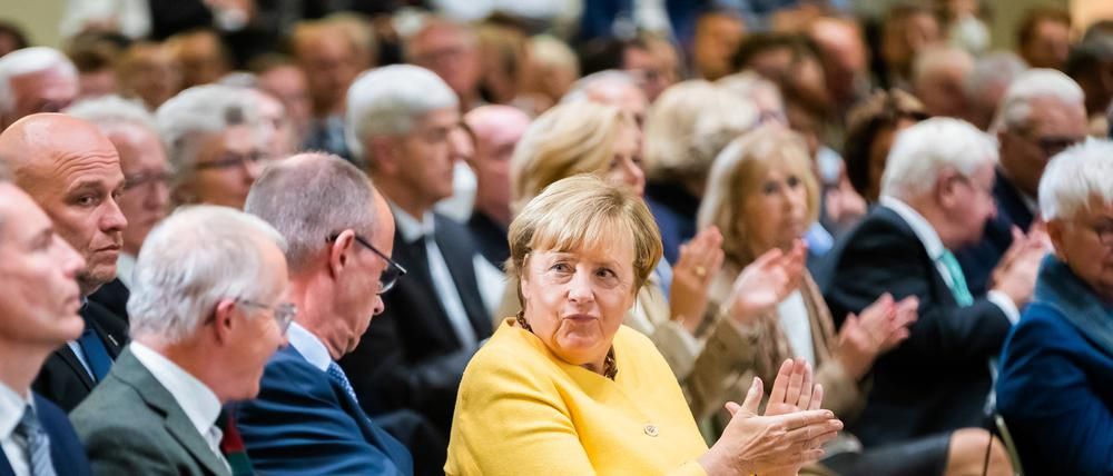 Із політиків хто хто, а Меркель добре знає підступність путіна.