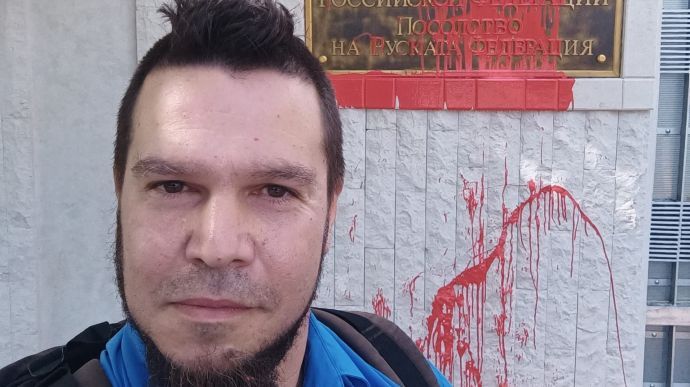 Кандидат у депутати Болгарії Іван Калчев влаштував акцію протесту проти Росії і облив її посольство червоною фарбою