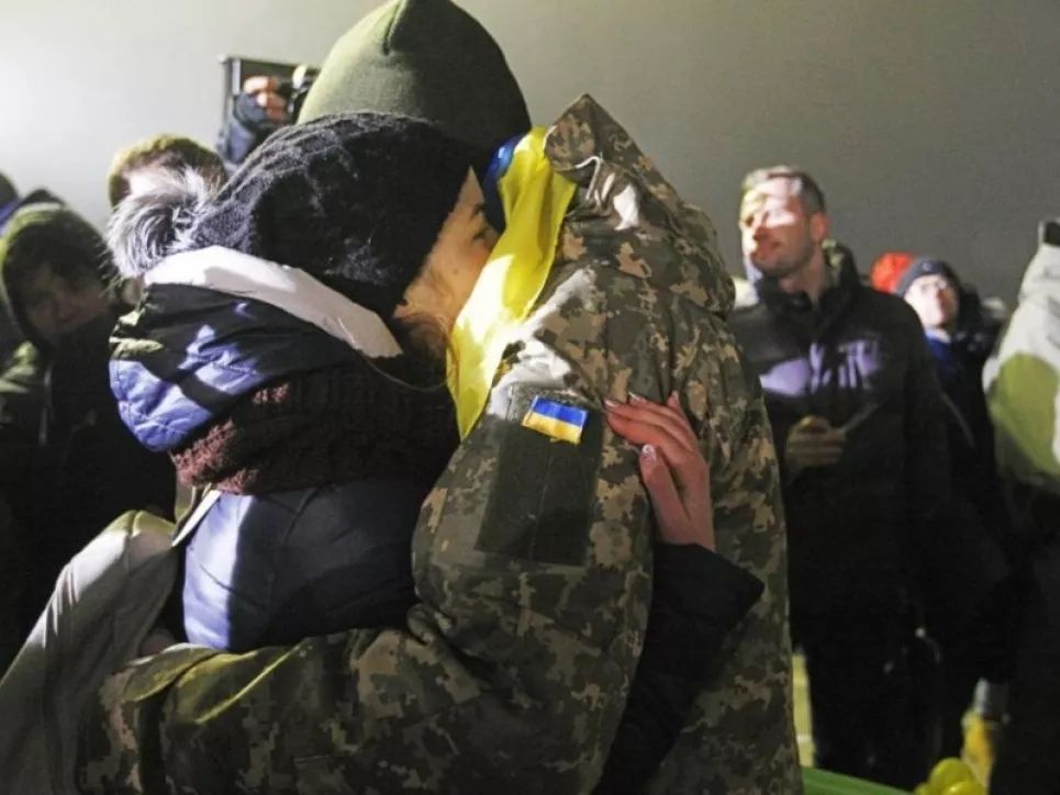 Україна повернула додому вісім сотень осіб, яких полонили російські окупанти