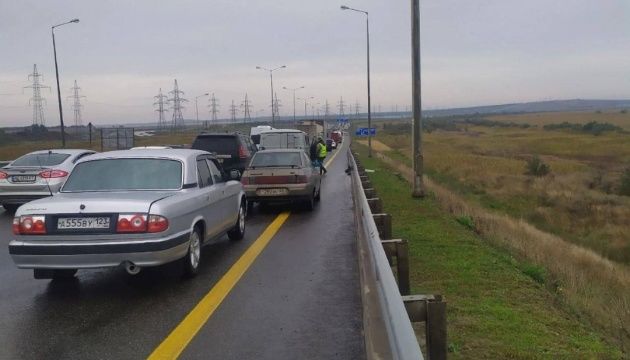 Поблизу Кримського мосту автомобільні черги сягають декількох кілометрів