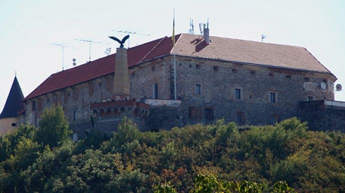 У Мукачівському замку Паланок поміняють угорського турула на тризуб