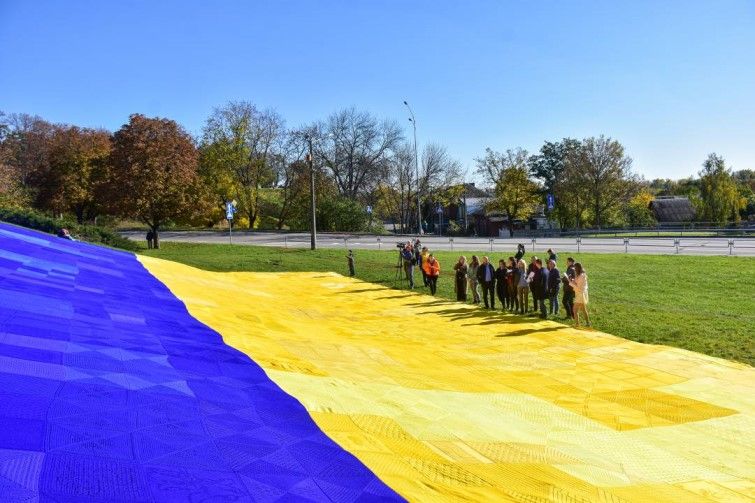 Загальний розмір в'язаного прапора у Чернігові – 30 м 54 см на 20 м 20 см.