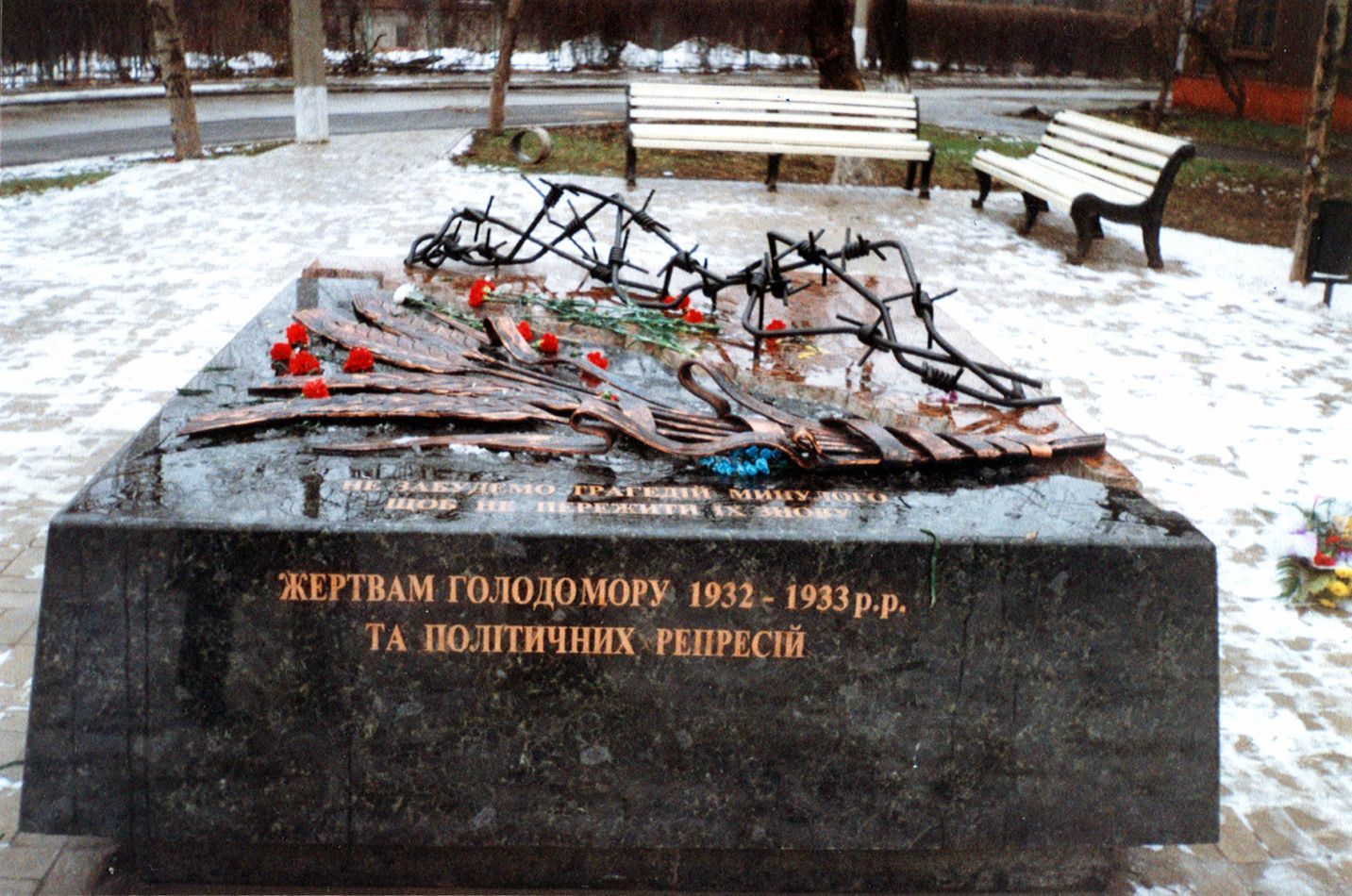 Війна з памяттю: у Маріуполі росіяни демонтували пам'ятник жертвам голодомору