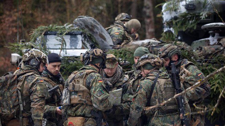 Українські військові отримали від Німеччини озброєння та зимовий одяг