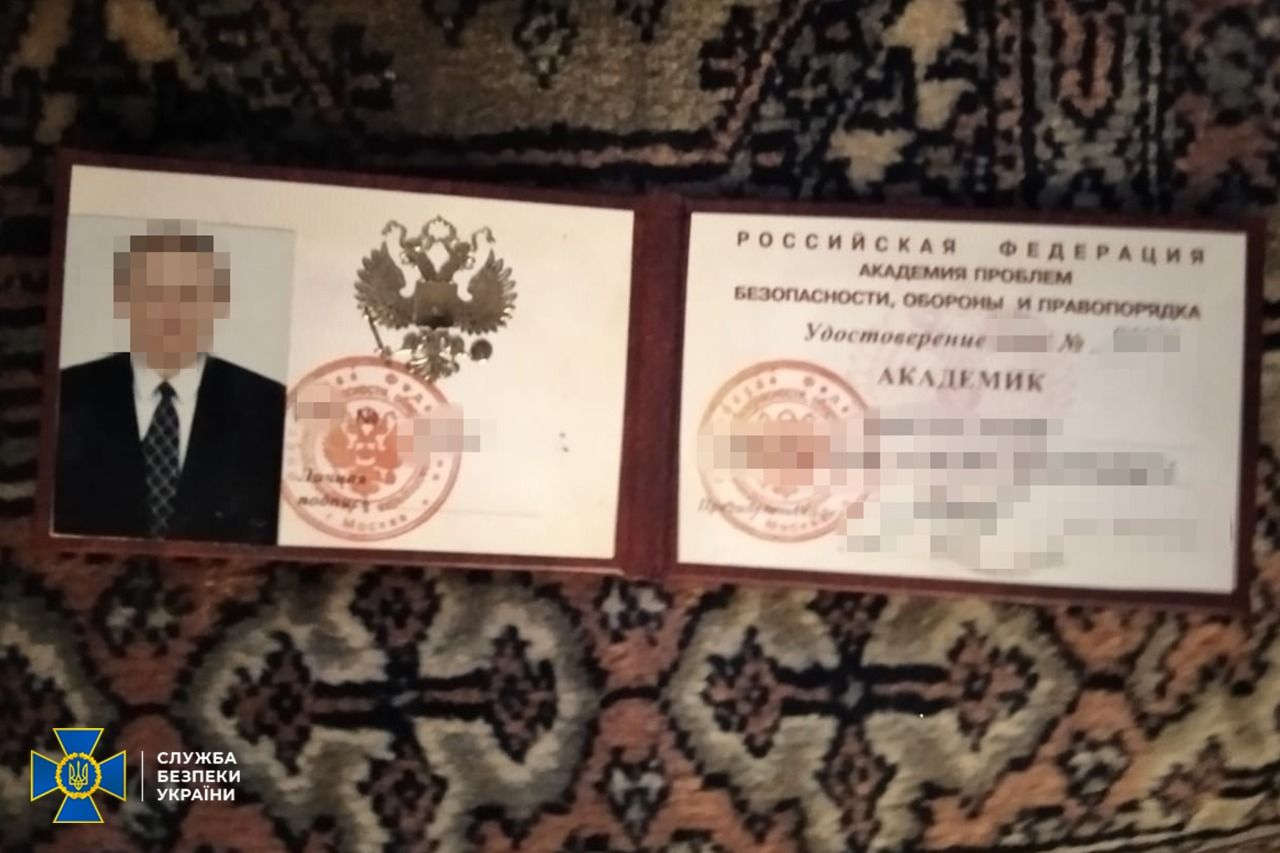 В Будинку Богуслаєва слідчі знайшли чимало цікавих нагород та документів від російського агресора.