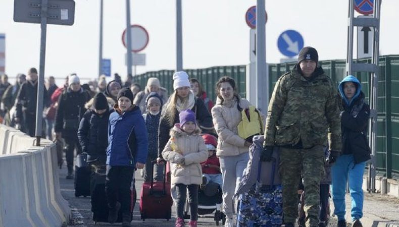 Складна зима: Верещук просить українців за кордоном поки що не повертатись