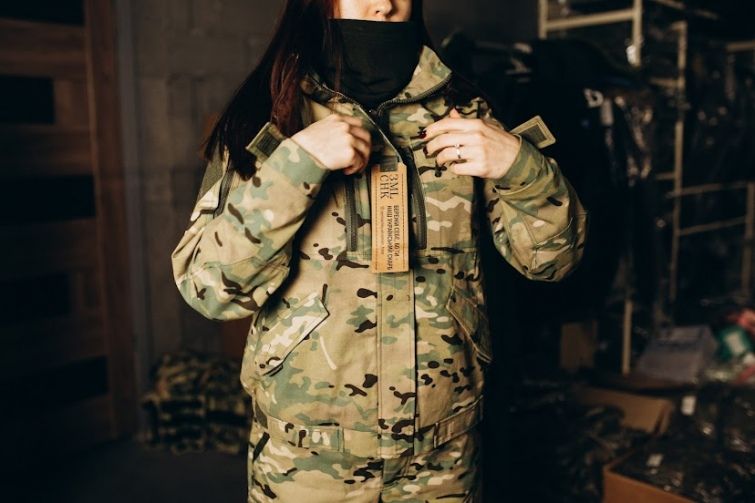 Для жінок-військових почали шити форму під брендом ЗМLCHK
