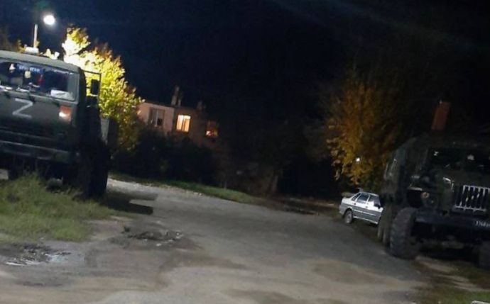 Окупанти спокійно паркують на ніч військові вантажівки з боєкомплектом (БК) прямо на подвір’ї цивільних.