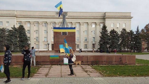 У Херсоні люди з прапорами України зустрічають ЗСУ, фото