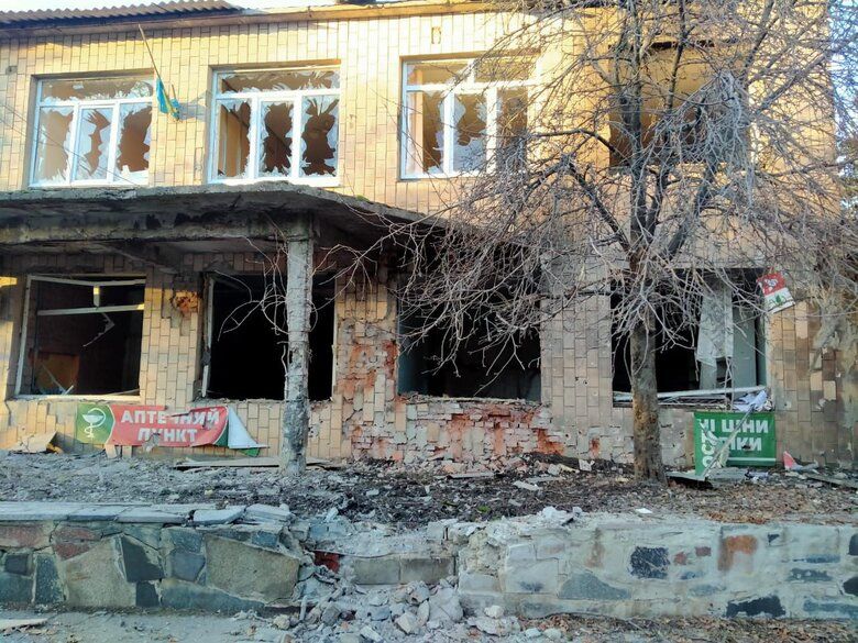 Обстріляна росіянами одна із будівель Торецтка.
