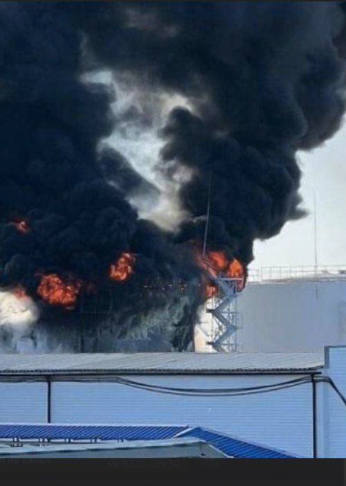 Пожежа на нафтобазі в орловській області неабияк спантеличила місцеву владу.