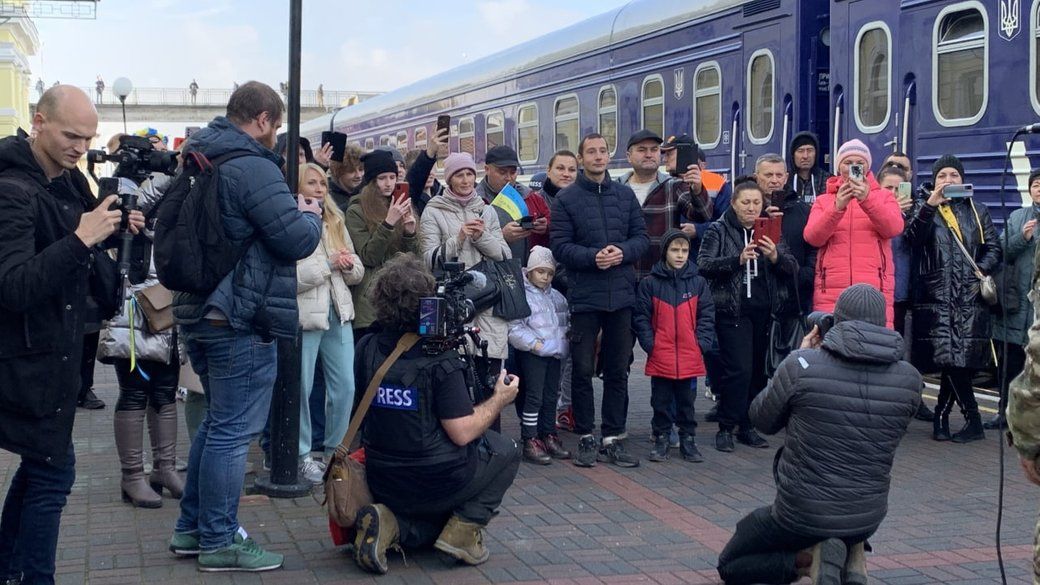 Потяг до Перемоги: у Херсоні зустріли перших пасажирів залізниці після звільнення, фото