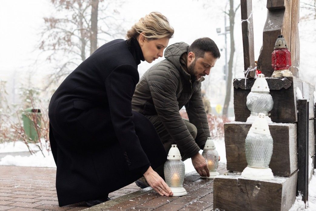 Президентське подружжя встановило лампадки до хреста на Алеї Героїв Небесної Сотні в Києві.