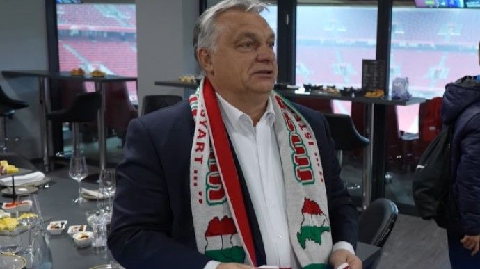 Орбан одягнув шарф, на якому «присвоїв» частину України