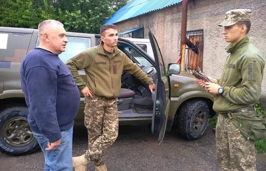 Володимир Каптур передає відремонтоване авто Nissan Terrano нашим військовим.