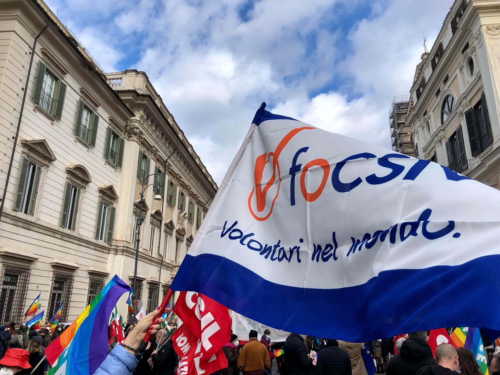 Італійські волонтери з організації FOCSIV підтримують Україну.