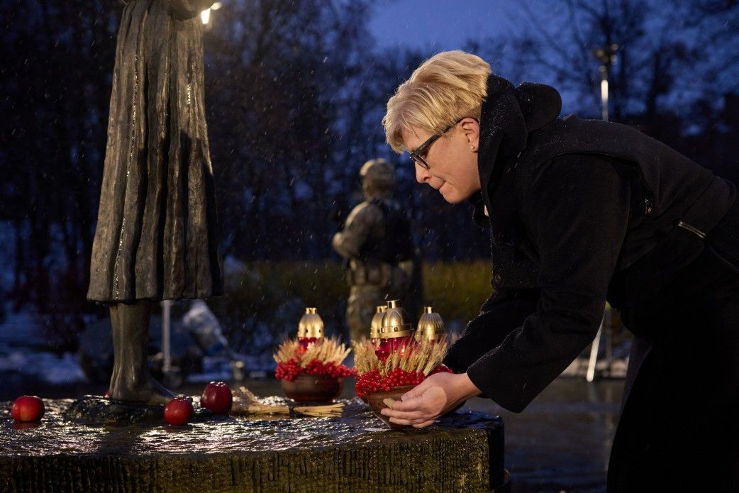 Прем’єр-міністр Литовської Республіки Інгріда Шимоніте перед скульптурою «Гірка пам’ять дитинства».