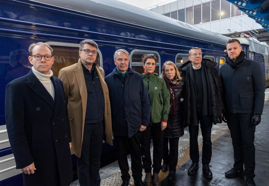 Глави МЗС Естонії, Фінляндії, Ісландії, Латвії, Литви, Норвегії та Швеції на київському вокзалі.