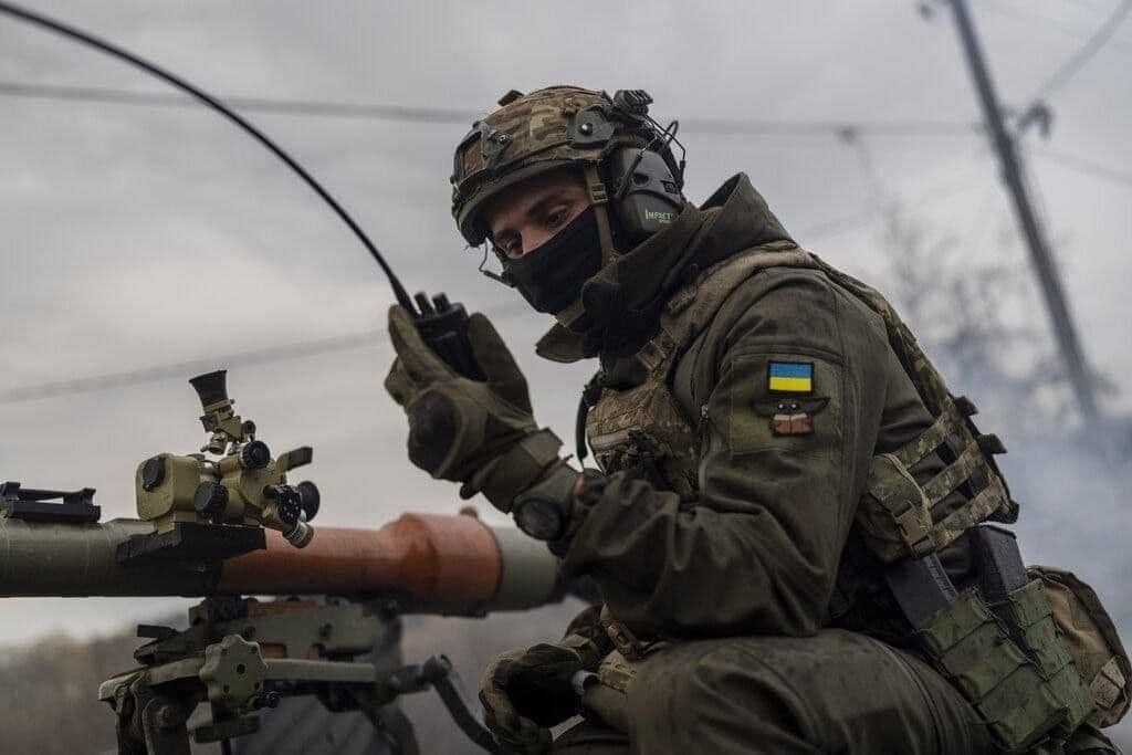 Українські захисники мужньо боронять нашу країну.