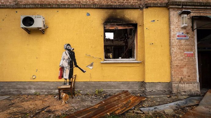 Зловмисники зрізали графіті Бенксі і пошкодили не тільки малюнок, а й стіну будівлі