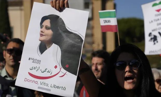 Влада Ірану заявила, що перегляне закон, який вимагає від жінок носити хустку, після більш ніж двох місяців протестів.