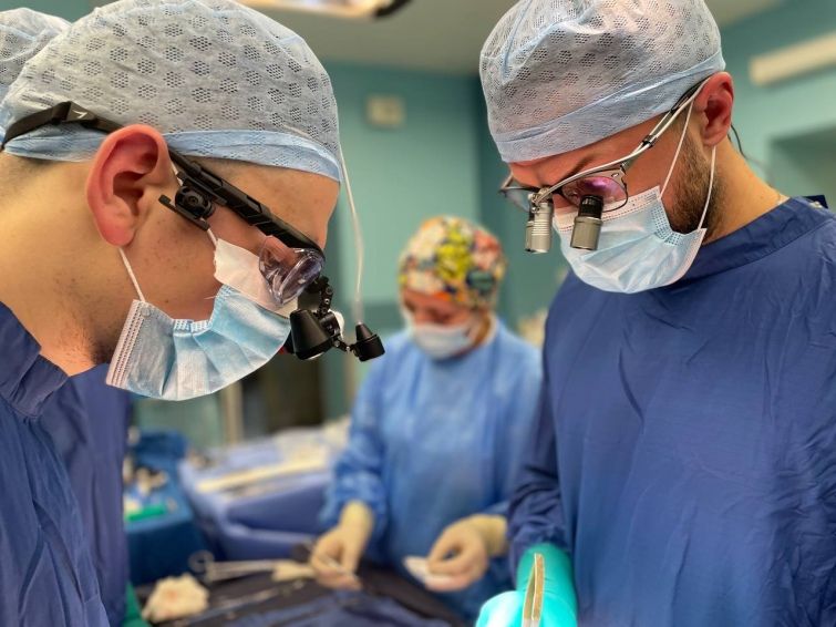 На фото: львівські лікарі під час проведення операції на серці у новонародженого Михайлика