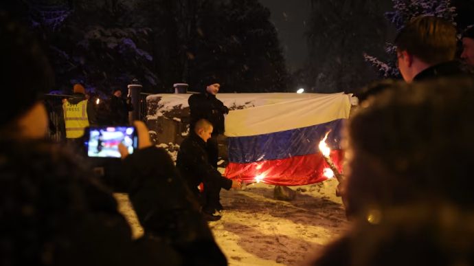 Спалений прапор рф у Гельсінкі розлютив Москву