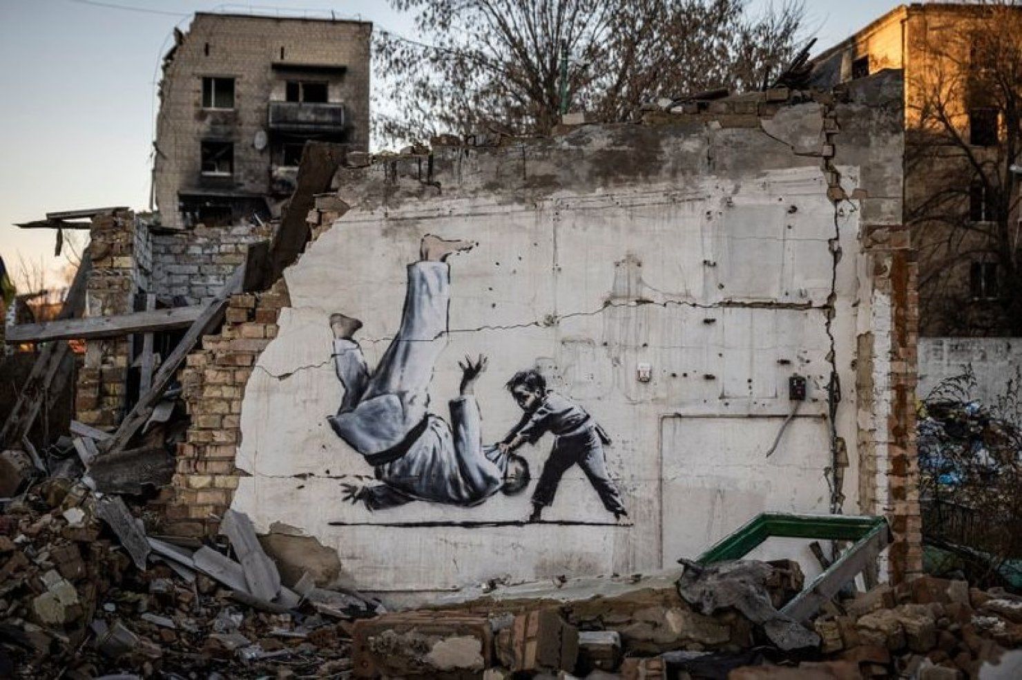 Під час візиту в Україну Бенксі проникся жахіттями, скоєними російською армією, і виклав свої почуття на графіті