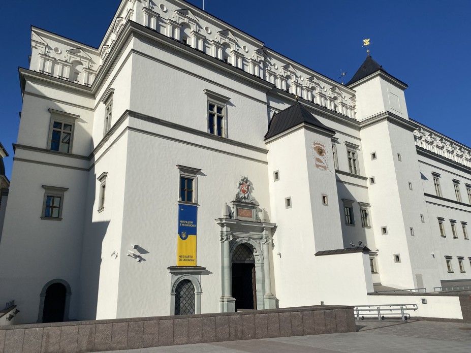 Аудіогіди українською з’явилися в Національному музеї «Палац Великих князів Литовських» (Литва), Талліннському музеї лицарських орденів (Естонія) та у храмі Улувату (Індонезія).