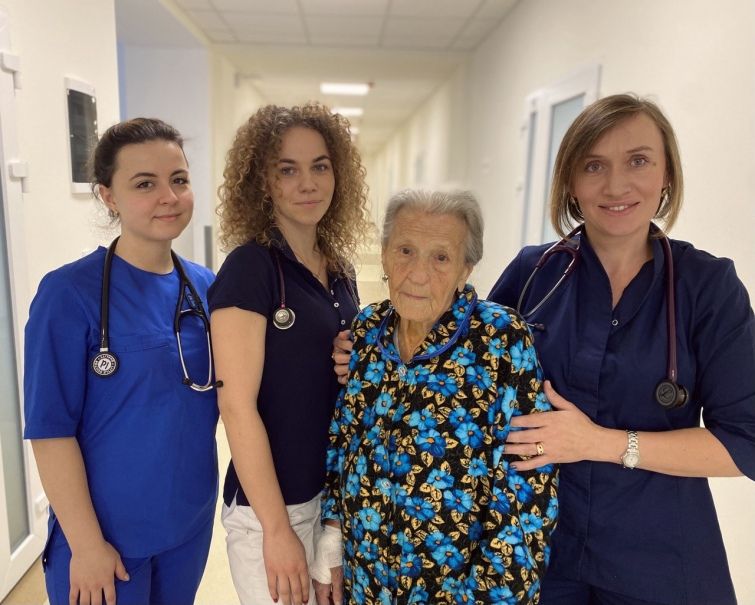 Львівські лікарі вчасно і професійно перезапустили 101 -річній бабусі серце, тим самим врятували їй життя
