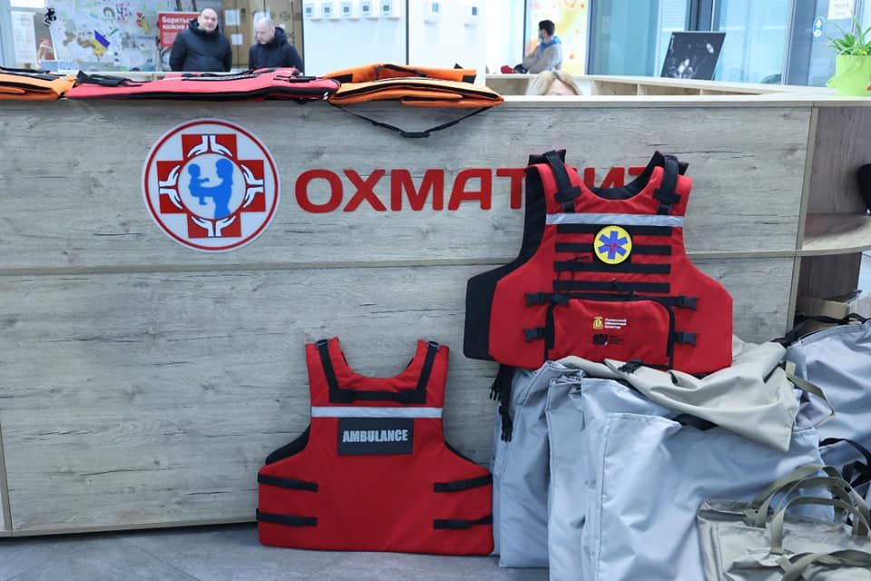Лікарі «Охматдиту» отримали протиуламкові бронежилети для евакуації хворих дітей