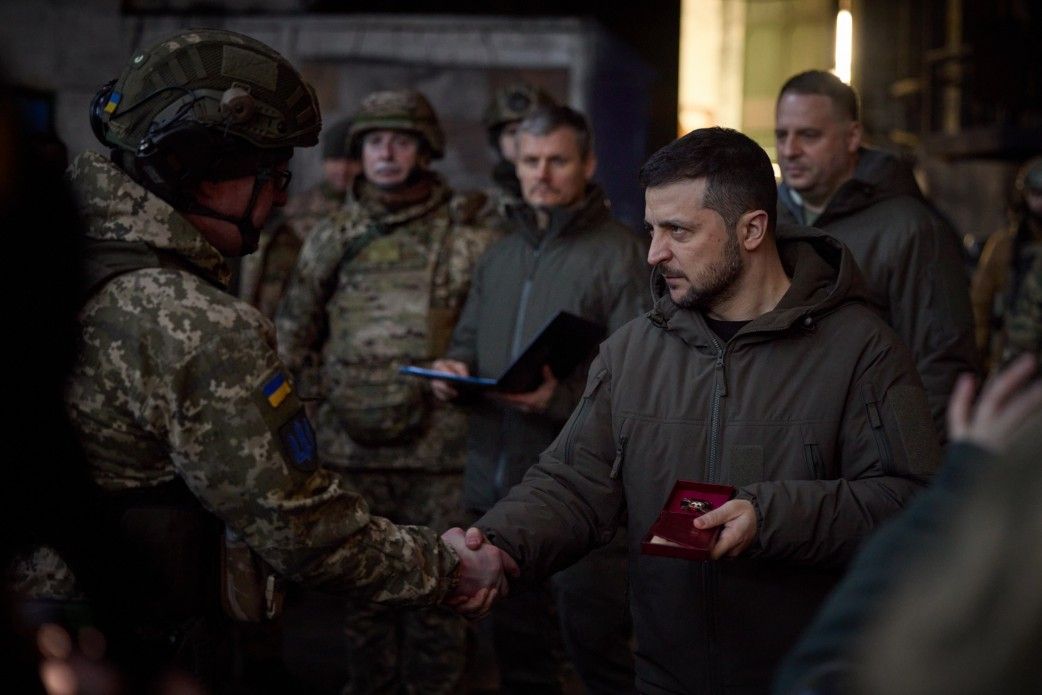 Президент Зеленський в Бахмуті вручив нагороди захисникам України.