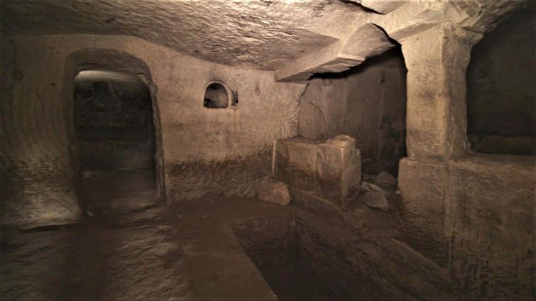 Сама печера складається з декількох камер з  поховальними нішами та відведеними місцями для зберігання кісток