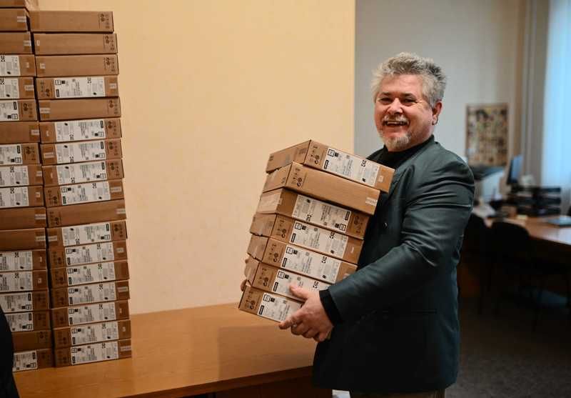 Черкаським учителям передали майже 1,5 тисячі ноутбуків