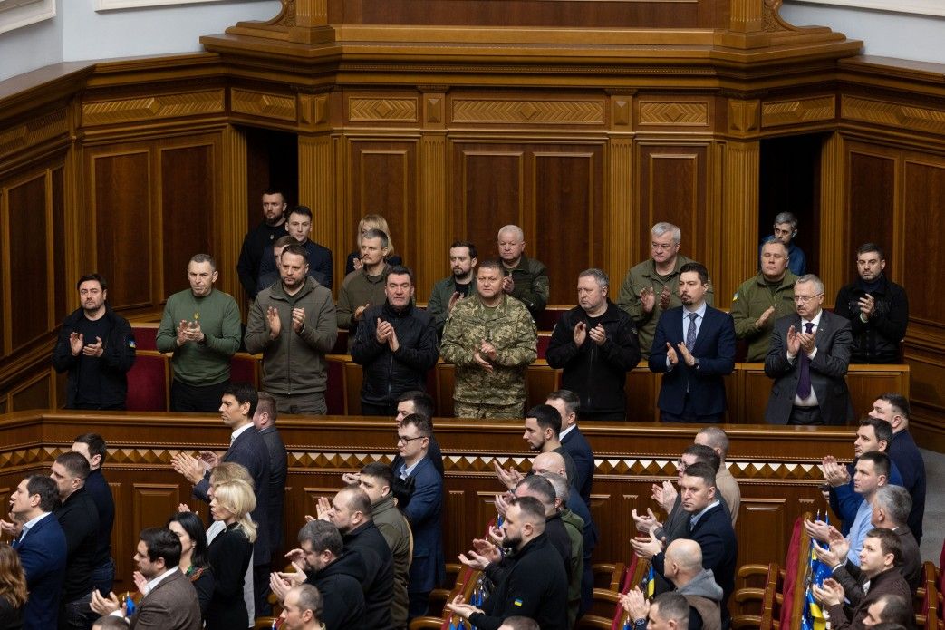 Нардепи та військово-політичне керівництво неодноразово реагувало на виступ Зеленського оплесками.