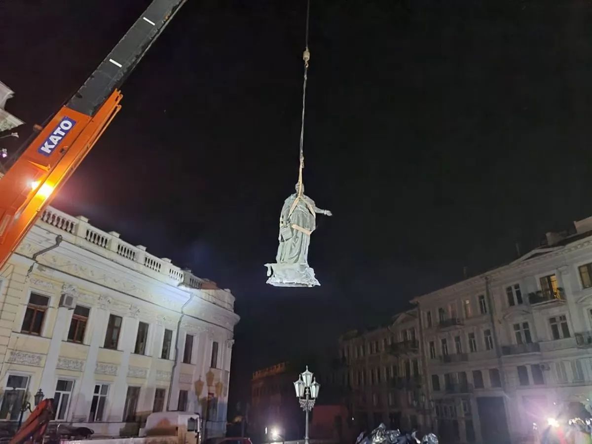 Одеса «осиротіла»: завершено демонтаж пам’ятників Катерині ІІ та Суворову, фото
