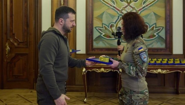 Зеленський нагородив  волонтерів відзнаками «Золоте серце»