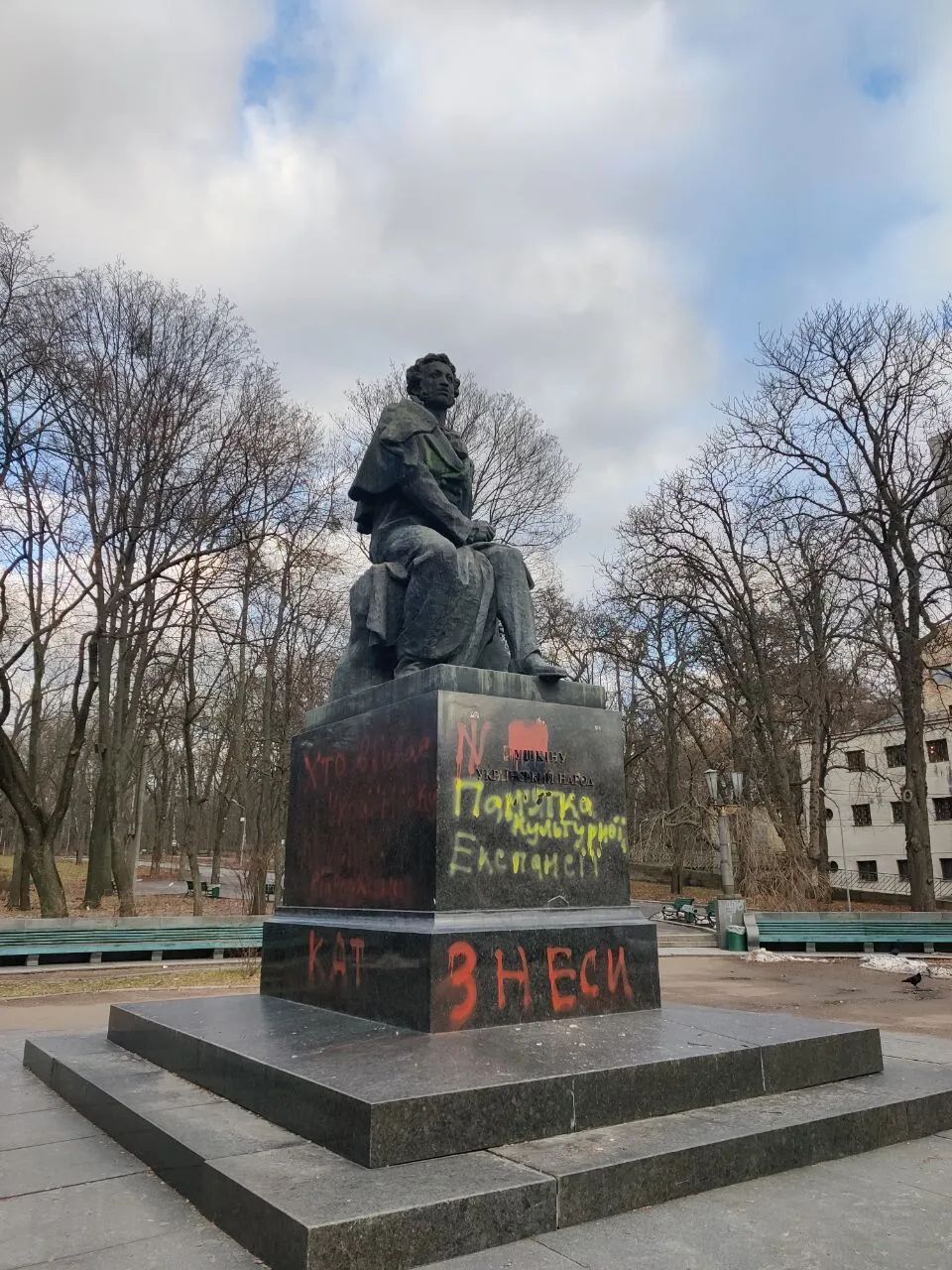 «АС» – на вихід: у Києві обмалювали найбільший пам’ятник Пушкіну в Україні