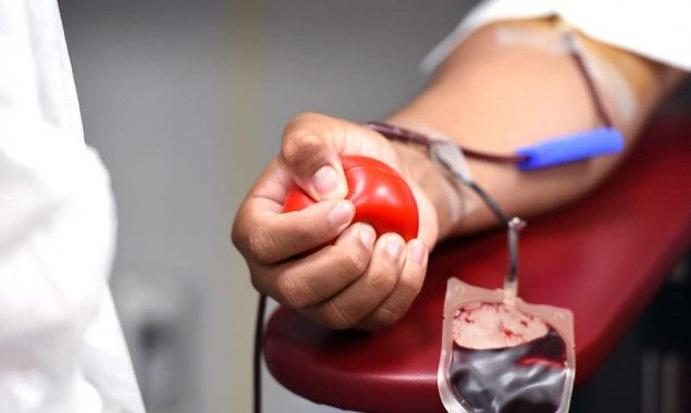 Донором крові може бути кожен охочий дієздатний повнолітній українець без протипоказань до донорства