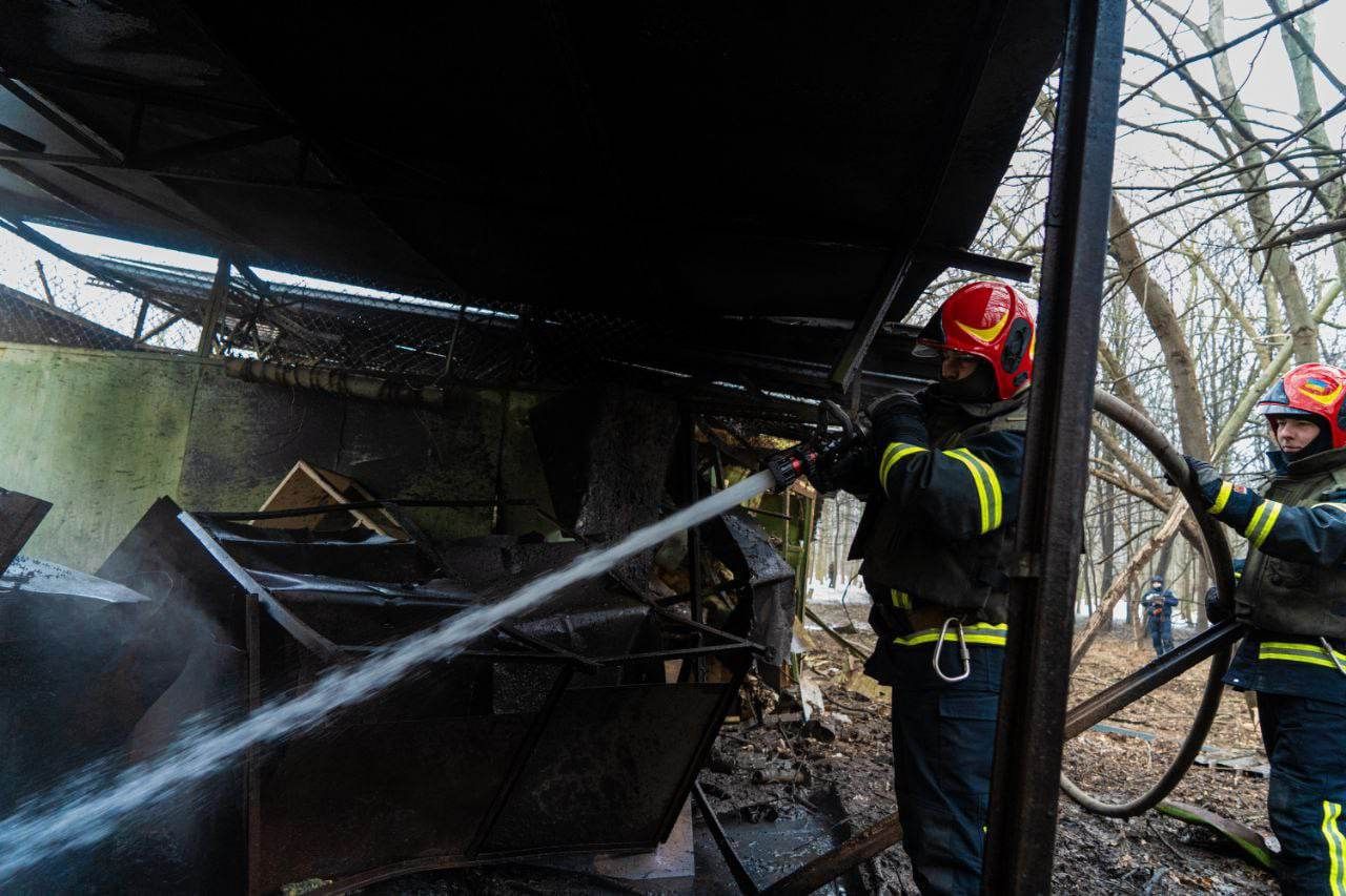 Рятувальники ліквідували наслідки ранкової атаки на Київ – ДСНС, фото