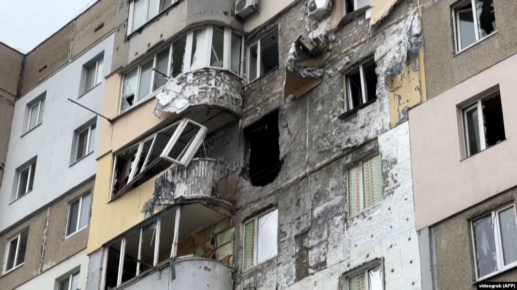Багатостраждальний Херсон: російські варвари вчергове обстріляли житлові квартали, є поранені