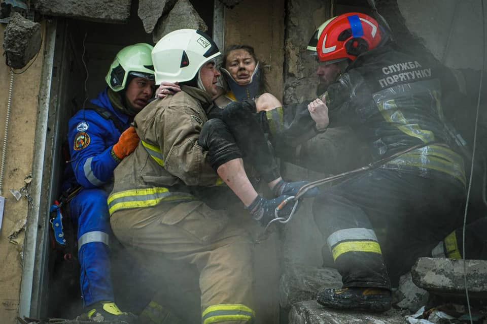 Наразі у Дніпрі врятовано 39 постраждалих осіб.