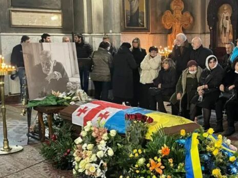 За рішенням сім'ї, труну Кікабідзе покрили двома прапорами – грузинським і українським.
