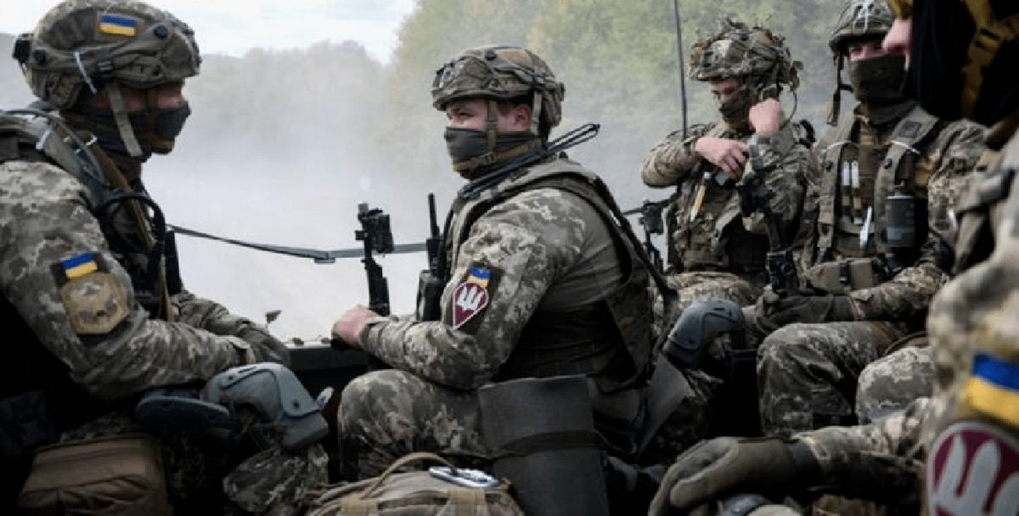 Збройні сили стримують ворожі атаки і не дають йому просунутися вглиб Луганщини.
