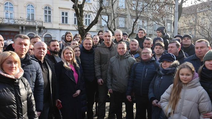 За Атрошенка стіною: на апеляційний суд  приїхав Кличко та 30 мерів, фото