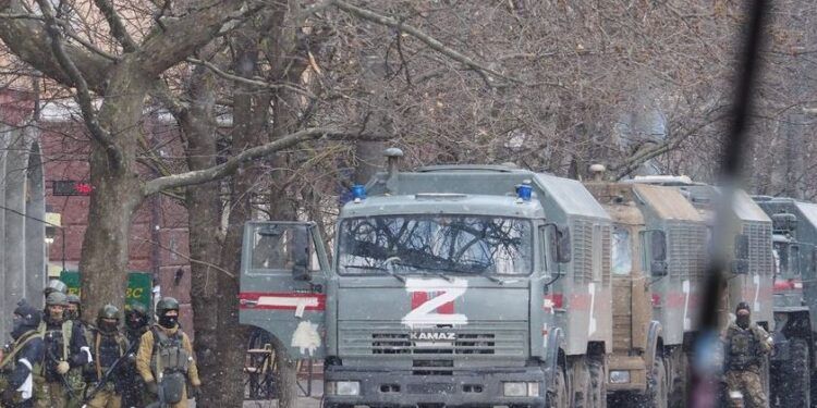 Російські поліцейські спочатку збираються в тимчасово захопленому Мелітополі, а потім роз'їжджаються по всіх захоплених районах області.