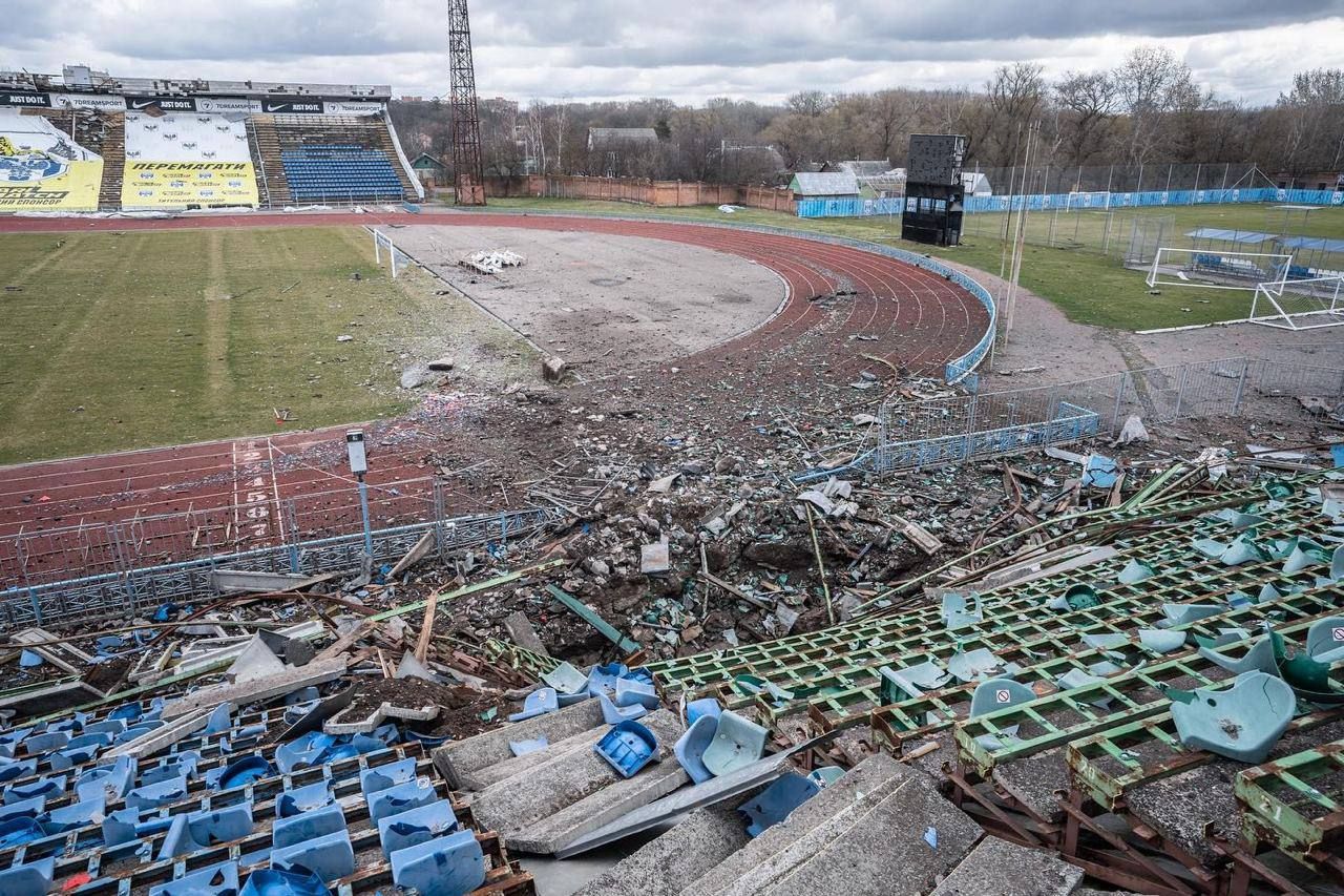 Зеленський показав зруйновані стадіони Украни.