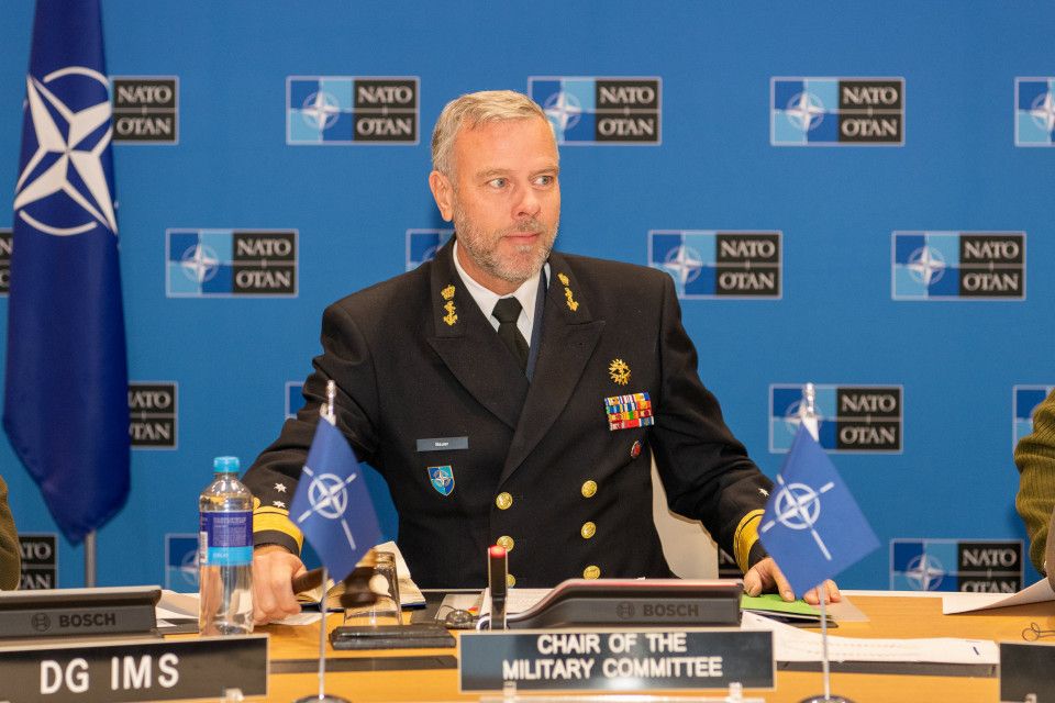 Адмірал Роб Бауер закликав країн-членів НАТО перейти до «воєнної економіки»