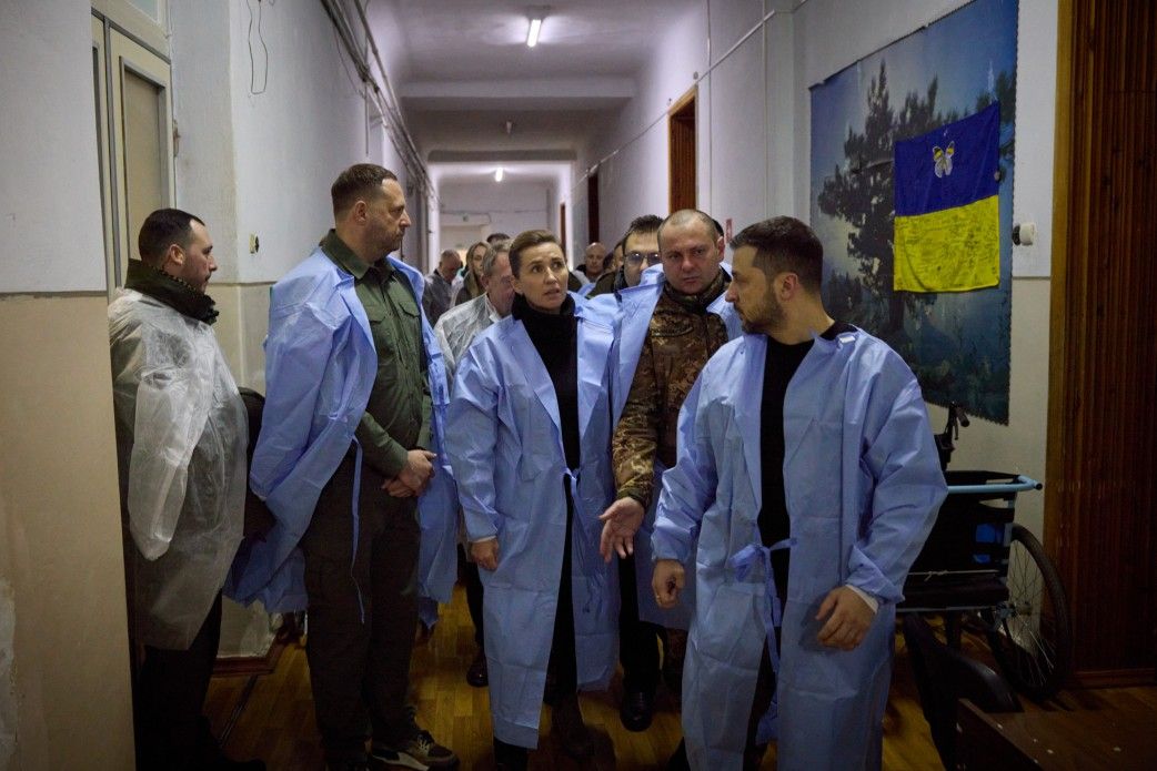 Прем’єрка Данії Фредеріксен та Зеленський відвідали поранених бійців у Миколаєві